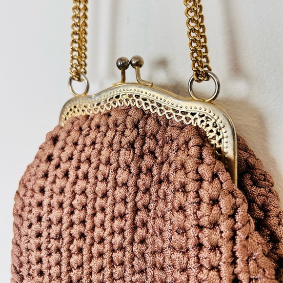 Vintage 60s Crocheted Handbag, Decorative Gold Frame & Chain, Kiss Clasp - Picture 4 of 11